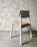 Abstract Wallpaper Featuring Leaf Shapes in Beige, Pink, and Off-White - X014