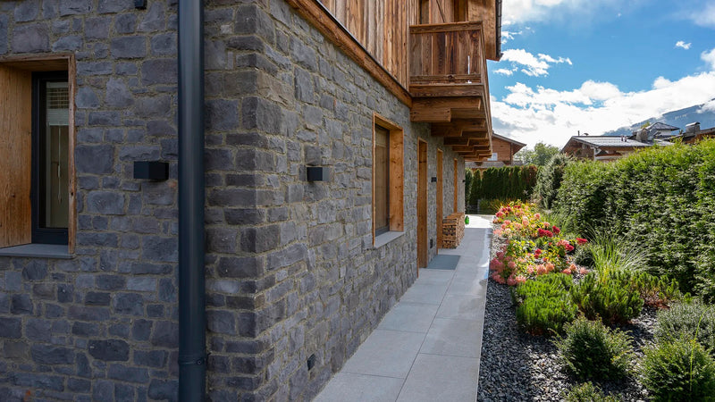 manufactured stone veneer ashlar pattern masso anthracite handmade S01TH 101196 installed facade house backyard